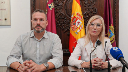 La concejala Carmen Menduiña, portavoz de Vox, junto a su compañero de partido, José Martínez