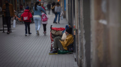 Una persona sin hogar viviendo en la calle