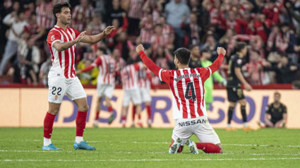 Rober Pier y Diego Sánchez celebran el tanto de Nacho Méndez.