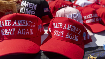 Sombreros a la venta en un área de vendedores antes de una reunión municipal con el expresidente de los EE. UU. y actual candidato presidencial republicano Donald Trump en el Greater Philadelphia Expo Center & Fairgrounds en Oaks, Pensilvania