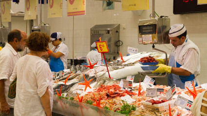 Supermercado Gente del mercado comprando pescado en Palma de Mallorca, Mallorca, Baleares, España