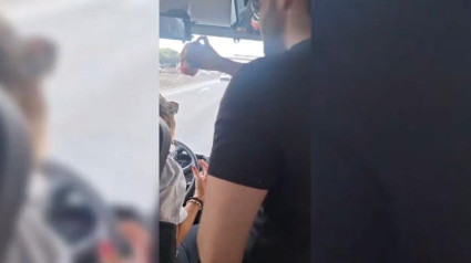 Fotograma del vídeo de la a gresión en una guagua. | RRSS