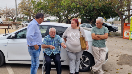 Vecinos de Torrecilla relatan los robos al concejal del PSOE José Luis Ruiz