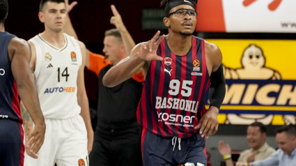 VITORIA, 15/10/2024.- El alero nigeriano del Baskonia Chima Moneke (d) celebra una acción durante el partido de la tercera jornada de la Euroliga de baloncesto que Baskonia y Real Madrid disputan este martes en Vitoria. EFE/L. Rico