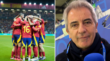 Los jugadores de la Selección celebrando y Manolo Lama