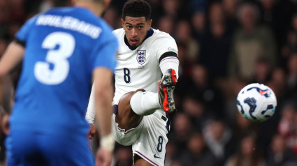 London (United Kingdom), 10/10/2024.- Jude Bellingham, of England (R) in action during the UEFA Nations League match between England and Greece in London, Great Britain, 10 October 2024. (Gran Bretaña, Grecia, Reino Unido, Londres) EFE/EPA/ANDY RAIN