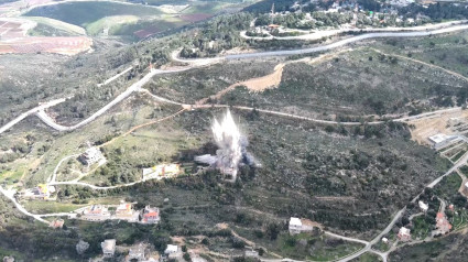 Estas imágenes muestran explosiones cerca de la frontera entre Israel y el Líbano el martes, cuando las tropas terrestres israelíes ingresaron a su vecino del norte para continuar su lucha contra Hezbolá.