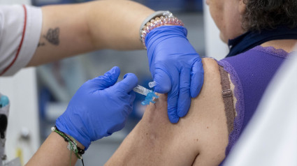 Una mujer se vacuna durante la campaña de vacunación contra la gripe, en un centro de salud, a 14 de octubre de 2024, en Madrid