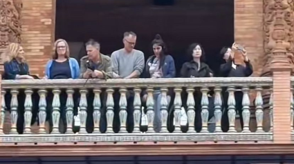 La joven en un balcón de la Plaza de España