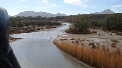 Una de las carreteras que se vio anegada por el agua, en una imagen del servicio de Emergencias