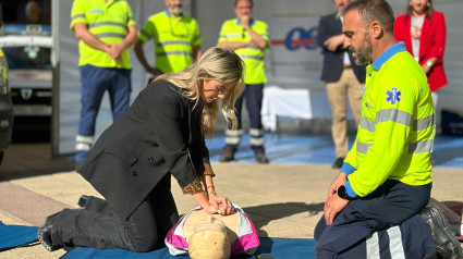 Momento que se realiza una maniobra de reanimación cardio pulmonar