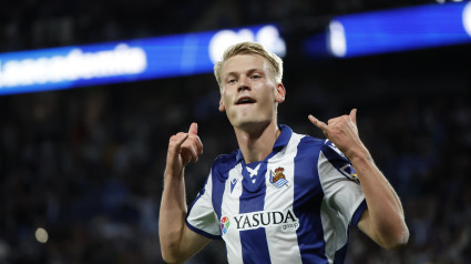 El delantero de la Real Sociedad Orri Óskarsson celebra tras marcar el tercer gol ante el Valencia. EFE/Javier Etxezarreta