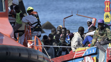 GRAFCAN5266. LA RESTINGA (EL HIERRO), 10/10/2024.- Un cayuco con 158 inmigrantes a bordo ha llegado este jueves al puerto de La Restinga, en el sur de El Hierro, acompañado por la Salvamar Mízar, de Salvamento Marítimo. En la imagen, los marineros de Salvamento ayudan a los ocupantes del cayuco a desembarcar al muelle a través de la Salvamar. EFE/ Gelmert Finol