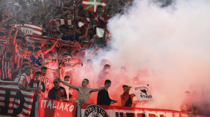 Los aficionados radicales del Athletic lanzaron bengalas en Roma.