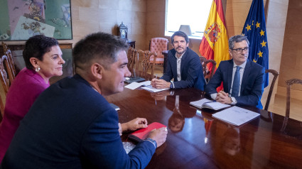 La portavoz de EH Bildu en el Congreso de los Diputados, Mertxe Aizpurua (1i); el ministro de Cultura, Ernest Urtasun (2d), y el ministro de la Presidencia, Justicia y Relaciones con las Cortes, Félix Bolaños (1d), durante una reunión, en el Congreso de los Diputados, a 22 de julio de 2024, en Madrid (España). Félix Bolaños y Ernest Urtasun