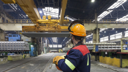 Un operario trabaja en la planta de Alcoa en San Cibrao