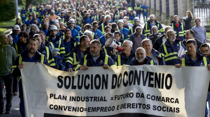 FERROL, 10/10/2024.- La plantilla de Navantia se manifiesta por las calles de la ciudad de Ferrol este jueves como parte de las movilizaciones para forzar la mejora del convenio de la empresa. EFE/ Kiko Delgado