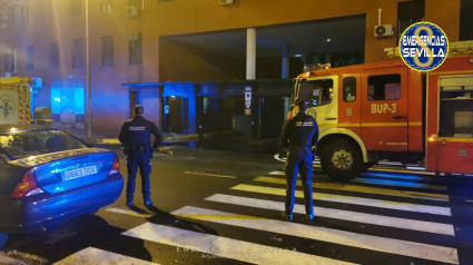 Cuatro coches y dos motos calcinadas tras un incendio en el aparcamiento subterráneo de un bloque en Pino Montano