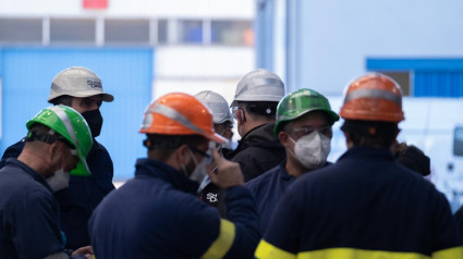 Operarios con cascos en una jornada laboral