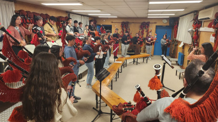 Los miembros de la Real Banda de Gaitas de la Diputación en su último ensayo antes de viajar a Roma