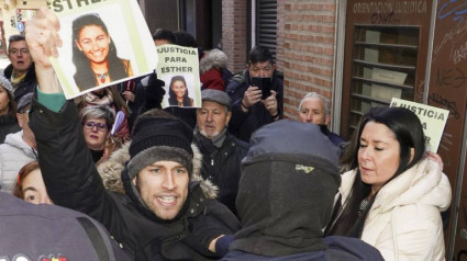 Familiares y amigos de Esther López a las puertas del juzgado de Valladolid