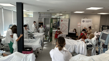 O Trío Tenuto actuó para los pacientes en hemodiálisis