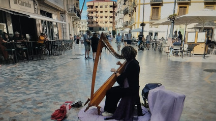 La arpista Elena Aker sigue desplegando su talento con la sintonía de Juego de Tronos