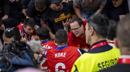 Giménez y Koke hablan con el Frente Atlético tras los incidentes del derbi.