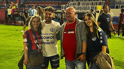 Olmedo y su padre, el día del ascenso del Yeclano a Primera RFEF.