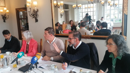 Julián Reina, Patricia Iglesias, José Ramón Gómez Bestiro, Ángel Mato y Montserrat Dopico en el Parador de Ferrol