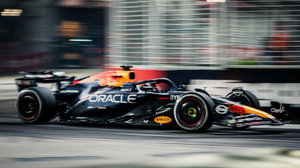 Singapore (Singapore), 20/09/2024.- Dutch driver Max Verstappen of Red Bull Racing in action during the second practice session for the Singapore Formula One Grand Prix at the Marina Bay Street Circuit, Singapore, 20 September 2024. The Singapore Formula One Grand Prix takes place on 22 September 2024. (Fórmula Uno, Singapur, Singapur) EFE/EPA/TOM WHITE