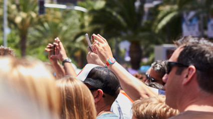 Hombre tomando fotos de la procesión con un teléfono móvil