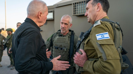 El ministro de Defensa de Israel, Yoav Gallant (i), conversa con el jefe del Estado Mayor del Ejército israelí, Herzi Halevi (d), junto al jefe del Shin Bet, Ronen Bar (c), en la frontera con Gaza. El Ejército de Israel confirmó este jueves, minutos después de que lo hiciera el ministro de Exteriores, Israel Katz, la muerte del líder de Hamás, Yahya Sinwar, en un encuentro con tropas ayer en el sur de la Franja.