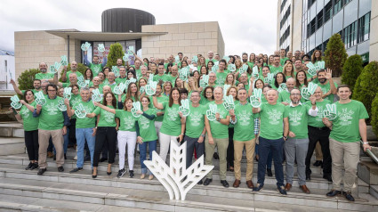 Empleados de Caja Rural Granada lucen una camiseta verde por el Día Solidario