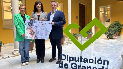 De izquierda a derecha en la imagen, la concejala de Cultura de Pinos Puente, Rosabel Pérez, la diputada de Cultura y Educación de la Diputación de Granada, Pilar Caracuel, y el alcalde de Pinos Puente, Enrique Medina