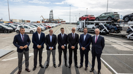 El presidente del Gobierno de canarias junto a Javier Climent, director corporativo Boluda y  Boluda Corporación Marítima y Fernando González, consejero Car Canarias Logistic, junto a otras autoridades.