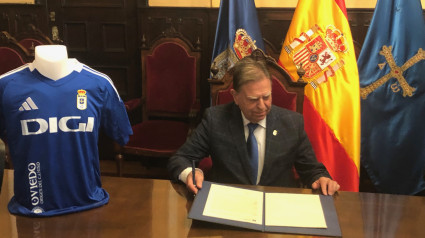 Alfredo Canteli durante la firma del convenio de patrocinio con el Real Oviedo