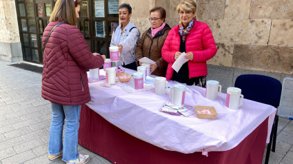 Llanos Sánchez y unas voluntarias de AMAC.