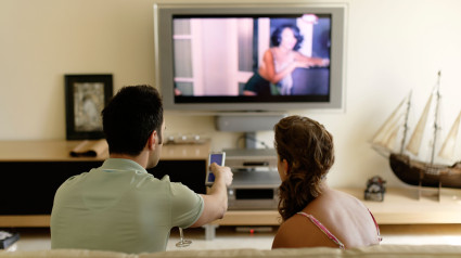 Pareja viendo la televisión