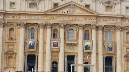 Imagen de la plaza de San Pedro del Vaticano, lista para la ceremonia