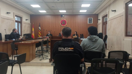 El acusado, durante el juicio en la Audiencia Provincial

El acusado de disparar contra un vehículo en un supermercado de Ibiza en diciembre de 2022 tras una discusión ha negado ser el autor de las detonaciones y ha atribuido los tiros a un compañero de trabajo que iba con él en aquel momento y que tenía la intención de "dar un susto" a una persona que les había acusado de violar a su pareja.

POLITICA