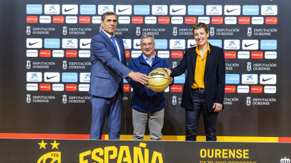 El presidente de la Diputación de Ourense, Luis Menor, junto a la presidenta de la Federación Española de Baloncesto, Elisa Aguilar, y el presidente de la Federación Galega de Baloncesto, Julio Bernárdez