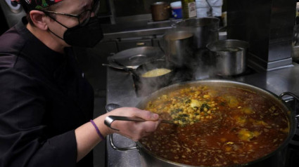 Un cocinero prepara el menú del Desarme