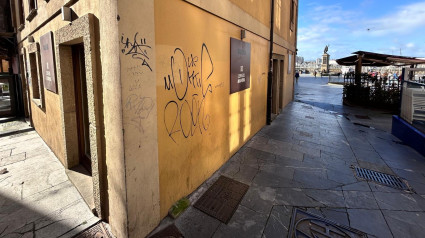 Pintadas en una fachada junto a la plaza del Marqués de Gijón