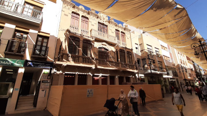 Edificio de la Cámara Agraria de Lorca, vallado para el inicio de las obras de rehabilitación