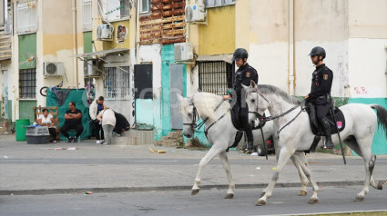 Imágenes de la operación de la policía nacional "Vulcano", a 18 de octubre de 2024, en Sevilla, Andalucía (España). La Policía Nacional ha iniciado a primera hora de este viernes una segunda fase en el marco de la operación 'Vulcano' contra el narcotráfico en el barrio sevillano de las Tres Mil Viviendas. Concretamente, agentes de la Unidad de Intervención Policial (UIP) y de la Unidad de Prevención y Reacción (UPR) están al frente de esta segunda fase de la operación.