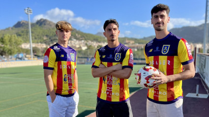 Los jugadores del CE Andratx, posando con la nueva camiseta del club