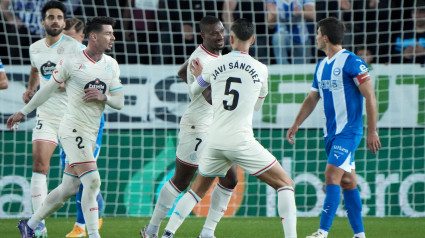 Sylla celebra con varios compañeros el 1-1 contra el Alavés.