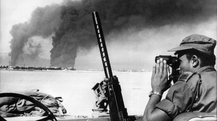 Un soldado israelí observa las columnas de humo en la refinería petrolera egipcia 'The Nasr' tras el bombardeo por las fuerzas aéreas de Israel en 1967