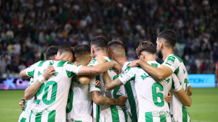 Los jugadores del Córdoba celebran uno de los tantos ante el Cartagena.